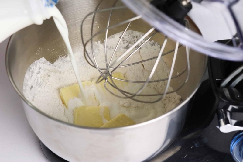 Máy trộn bột có ứng dụng đa dạng như nhồi bột bánh bao, đánh trứng, đánh kem...