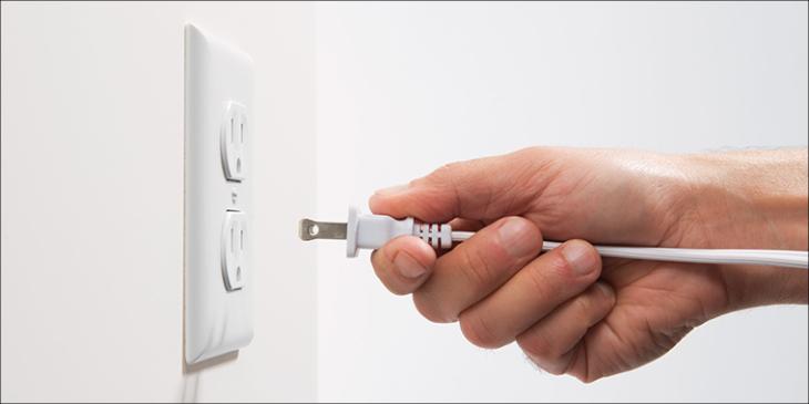 Rút nguồn điện để đảm bảo an toàn khi vệ sinh tủ đông