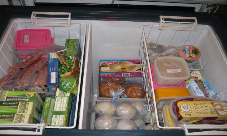 Dự trữ quá nhiều thực phẩm khiến tủ quá tải khiến tủ đông bị chảy nước