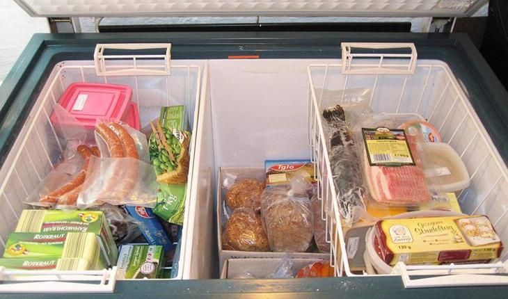 Không nên để quá nhiều thực phẩm vào trong tủ khiến tủ bị quá tải
