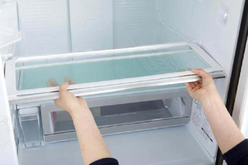 Cẩn thận làm gãy chốt của khay đối với một số loại tủ lạnh