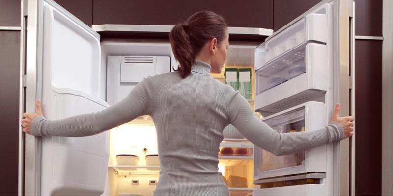 Mở tủ quá lâu hoặc đóng không kín cũng là nguyên nhân gây ra tủ đông bị đóng tuyết