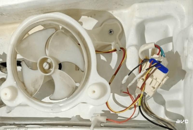 Quạt gió của tủ lạnh bị trục trặc khiến cho tủ không chạy mà đèn vẫn sáng