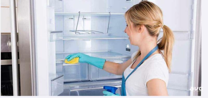 Để hạn chế tình trạng tủ lạnh không đông đá cần lau chùi, vệ sinh tủ lạnh thường xuyên
