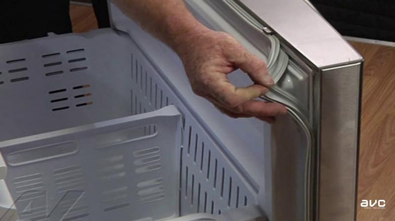 Viền cao su ở cánh cửa bị hở khiến khả năng đóng đá của tủ lạnh ảnh hưởng nặng