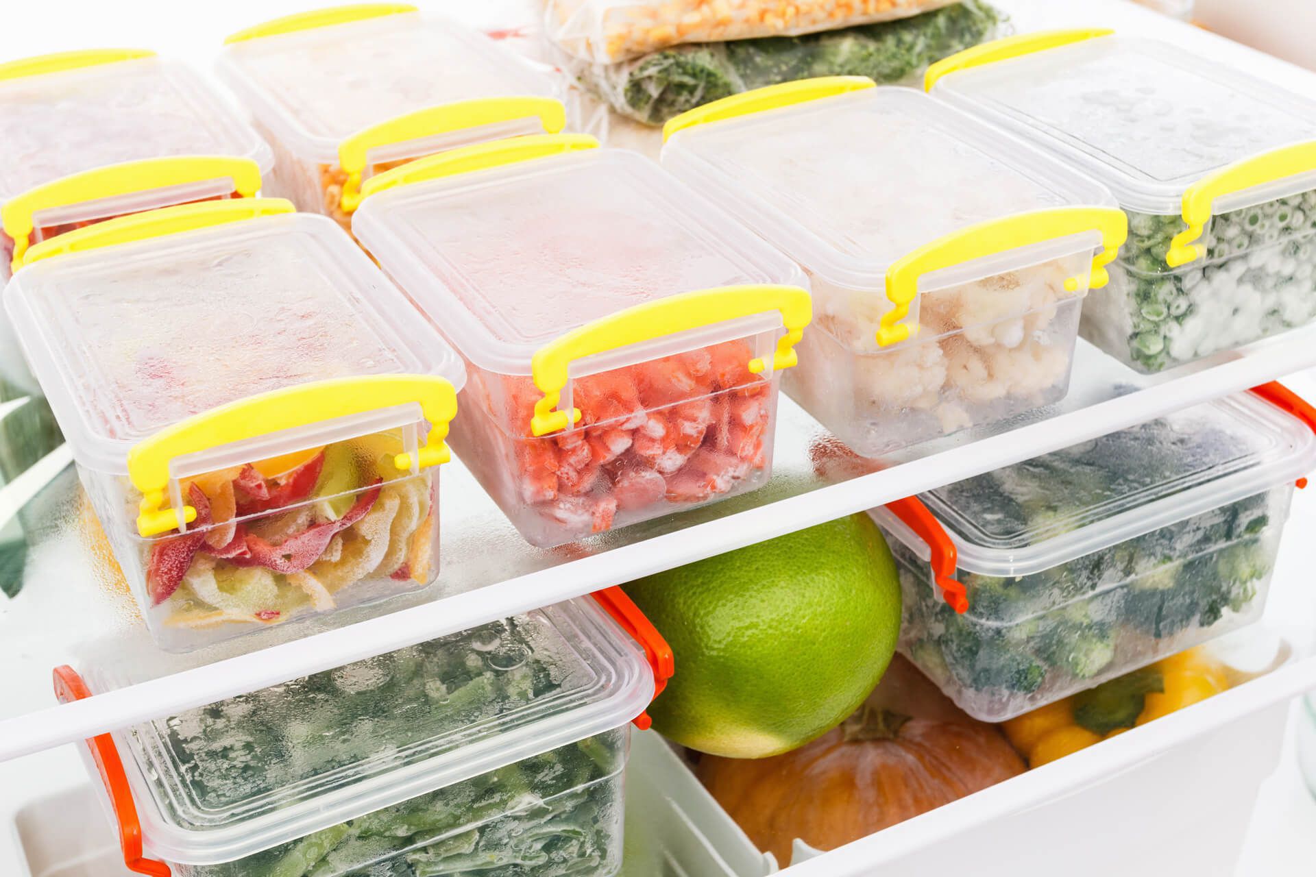 Sử dụng các hộp chứa lớn để bảo quản thực phẩm trong tủ lạnh