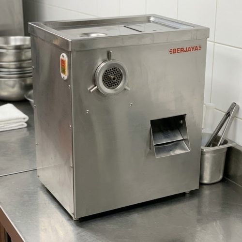 Máy xay thịt Berjaya BJY-MMS300A thân inox đặt trong khu bếp công nghiệp